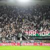 Die UEFA bestrafte Legia Warschau wegen Zuschauerausschreitungen.