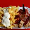 Klassisch auf dem Pappteller: Currywurst mit Pommes frites.