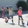 Beim Skaterkurs in Zusamaltheim führten die Kinder einen Abstandshalter mit sich. Damit war gewährleistet, dass sie sich beim Durchfahren des Übungsgeländes nicht zu nahe kommen.  	
