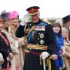 Der britische König Charles III. (M) trifft sich mit Gästen nach einer Zeremonie zur Übergabe neuer Standarten und Fahnen an die Armee.