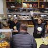 Freiwillige Helfer teilen in der „World Central Kitchen“ von Starkoch José Andrés in Washington ein kostenloses Essen an vom Shutdown betroffene Beamte aus.