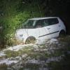 In den Straßengraben wich der Fahrer dieses Autos aus, um einen Auffahrunfall zu vermeiden.