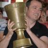 Martin Schill von den SF Dorfmerkingen präsentiert den wieder aufgetauchten WFV-Pokal im Jahr 2017. 	