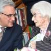 Lydia Horn feierte ihren 101. Geburtstag. Auch Oberbürgermeister Gunter Czisch kam zum Gratulieren. 	