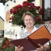 Ein Foto aus rosigen Zeiten: Ingrid Osterlehner, die Kreisvorsitzende des Bayerischen Hotel- und Gaststättenverbands, vor ihrem Gasthof in Röfingen. Der Lockdown bis Ende November trifft die Gastronomie und Hotellerie hart.  	