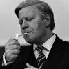 Noch eine letzte Zigarette: Viele Deutsche hätten noch ein paar Fragen an den vor drei Jahren gestorbenen Politiker Helmut Schmidt.