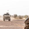 Ein Fahrzeug vom Typ Dingo der Gebirgsjäger fährt durch die Wüste während einer Aufklärungsmission im Rahmen der UN-Mission MINUSMA in Gao.