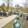 Unter anderem die Hecken am Friedhof in Holzheim sollten zu kurz geschnitten sein, kritisierten Bürgerinnen und Bürger bei der Versammlung.