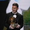 Lionel Messi von Paris Saint-Germain mit seiner Ballon d'Or-Trophäe 2021. Der Fußballer erhält den Goldenen Ball bereits zum siebten Mal in seiner Karriere.
