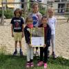 Jakob, Paula, Katharina, Victoria und Laura der Grundschule Kissing präsentieren stolz die Waldpachturkunde.  	