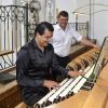 Organist Paolo Oreni (vorne) und Orgelbauer Siegfried Schmid vor dem Konzert in der Stadtpfarrkirche Mariä Himmelfahrt in Landsberg. 	