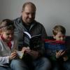 Jeder hat sein Lieblingsbuch: Autor Mathias Warnke mit seinen Kindern Samantha (6) und Collin (4), die auch schon echte Leseratten sind. 