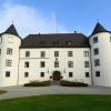 Im Jettinger Schloss findet am 26. Juli der Gedenkakt und der Empfang der Staatsregierung statt. 	