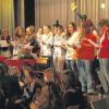 Teil des bunten Programmes: Die Klasse 10b führte an der Wemdinger Realschule einen einstudierten Weihnachts-Rap auf. 
