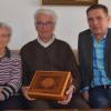 Irmgard und Josef Stecker freuen sich über Glückwünsche von Bürgermeister Jürgen Eisen und zeigen die Schatulle – das erste Geschenk an Irmgard Stecker. 