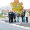 Einen sicheren Zwischenstopp ermöglicht die neue Querungshilfe an der Kreisstraße in Alsmoos. Davon überzeugte sich am Dienstag auch Landrat Christian Knauer (links) im Beisein von Bürgermeister Johann Settele (rechts daneben) und weiteren Beteiligten. Foto: Johann Eibl