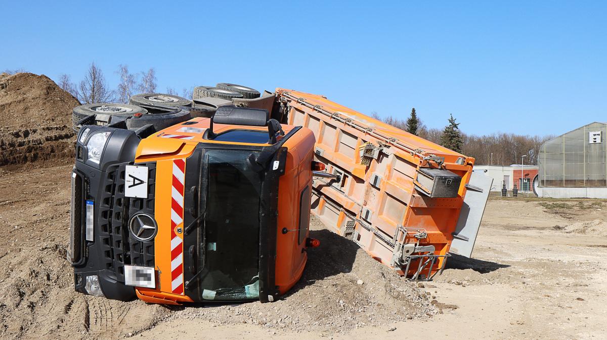 Lastwagen Kippt Samt Fahrer Auf B16-Baustelle In Günzburg Um