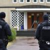 Polizisten bewachen in Bremen die Synagoge. Die Polizei hatte am 28.02.2015 mitgeteilt, dass in Bremen eine erhöhte Gefahr durch islamistische Extremisten bestehe.