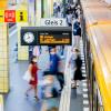 Fahrgäste steigen in die U-Bahn.