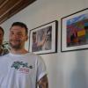 Unser Bild zeigt Fotokünstler Dominik von der Gönna und Daniel Duske – in Graffitikreisen Shao genannt – vor Exponaten ihrer Ausstellung „Tumult“ im Hochschulschloss in Illertissen 