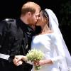 Prinz Harry und Meghan küssen sich nach ihrer Trauung vor der St.-George-Kapelle im Schloss Windsor.