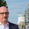 Brandenburgs Ministerpräsident Dietmar Woidke (SPD) bei einem Besuch des Werksgeländes der PCK-Raffinerie.