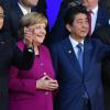 Handelsglück in Asien? Chinas Premier Li Keqiang mit Angela Merkel und Japans Regierungschef Shinzo Abe.