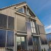 Solarpanele bedecken die Fassade des Passivhauses von Energie-Pionier Thomas Rebitzer in Merching.