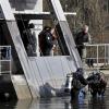 Eine Tauchergruppe der Bereitschaftspolizei München sucht mit einem Boot den Lech südlich der Staustufe 13 ab. Gleichzeitig suchen zwei Taucher nach der vermissten Frau. 	