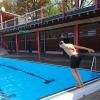 Im Augsburger Familienbad am Plärrer sind am Samstag die ersten Badegäste ins kalte Wasser gesprungen.