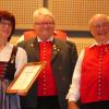 Dem Liederkranz seit vielen Jahren treu: Chorleiter Thomas Müller bedankt sich bei Beate Lang (40 Jahre) und Hartmut Schmidt (60 Jahre).  	