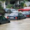 Autos versinken im Wasser: An anderen Stellen standen die Fluten in Augsburg sogar bis zu eineinhalb Meter hoch. 