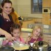 Kinder wie Eltern hatten großen Spaß, gemeinsam unter fachkundiger Anleitung einer Hauswirtschaftsmeisterin des Amtes für Landwirtschaft zu kochen. Im Bild (von links) Marika Harlacher mit Tochter Jasmin sowie Vanessa mit ihrer Mutter Claudia Rippel vom Kindergarten Gottmannshofen. 