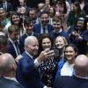 Selfie mit begeisterten Zuhörern in Belfast: US-Präsident Joe Biden macht ein Foto nach seiner Rede an der Ulster University. 