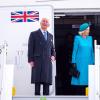 König Charles III. von Großbritannien und Königsgemahlin Camilla betreten im Mai 2023 die Gangway nach ihrem Flug von London nach Berlin. Sie sind mit einem weißen Airbus-Jet unterwegs. 