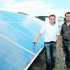 Paul Jakob (rechts) und sein Partner Winfried Blank sind die Betreiber der Freiflächen- Fotovoltaikanlage bei Rehling 6160 Solar-Modulen. Foto: Josef Abt