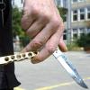 Ein 18-Jähriger wurde in Schabringen von einem Mann mit einem Butterfly-Messer angegriffen und verletzt.