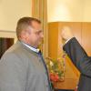 Tapfheims neuer Bürgermeister Marcus Späth (links) erhielt die Amtskette von seinem Vorgänger Karl Malz. 