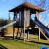 Auf dem Spielplatz können sich Kinder an vielen Geräten austoben.  	