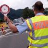 Bei einer Grenzkontrolle an der österreichisch-schweizerischen Grenze nahmen die Beamten einem betrunkenen Autofahrer den Autoschlüssel ab.