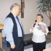 KAB-Ortsvorsitzende Sieglinde Paula überreicht Pater Gerd Steinwand ein kleines Dankeschön für die Gestaltung des Einkehrtages.  