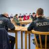 Zwei Beamte der Bundespolizei stellen in Passau die Daten mehrere Flüchtlinge fest. Diese waren zuvor in Zügen oder auf der Autobahn bei Kontrollen aufgegriffen worden. 