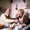 Ein klassisches Frühstück bei den Schöningers: Der Papa (Walter Sedlmayr) und die Mama (Bruni Löbel). So ging es privat zu, wenn der Chef der „Polizeiinspektion 1“ zu Hause war. 