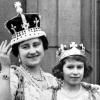 1937: An der Seite ihrer Mutter nach der Krönung von Vater George VI.