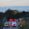 Ein Rettungshubschrauber landete auf der gesperrten Staatsstraße 2015. 