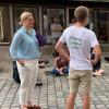 OB Eva Weber am Donnerstag im Gespräch mit Aktivisten vor dem Rathaus. Augsburger Klimaschützer haben mit mehreren Aktionen auf sich aufmerksam gemacht.  	