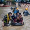 Nepalesische Armeeangehörige retten Anwohner mit einem Schwimmring auf einer überfluteten Straße. Medienberichten zufolge sind mindestens zehn Autobahnen überschwemmt.