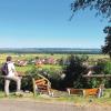 Wandern zwischen Altenstadt und Osterberg: Am Ausgangspunkt unserer Wanderung beim Osterberger Friedhof bietet sich ein großartiger Fernblick.