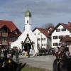 Rund um die Kapelle am Dorfplatz spielt sich der überschaubare Leonhardiritt in Wengen ab - heuer am 6. November.