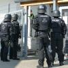 Mit einem martialisch wirkenden Aufgebot ist die Polizei zu einem Einsatz in der Flüchtlingsunterkunft im Starkfeld in Neu-Ulm ausgerückt.